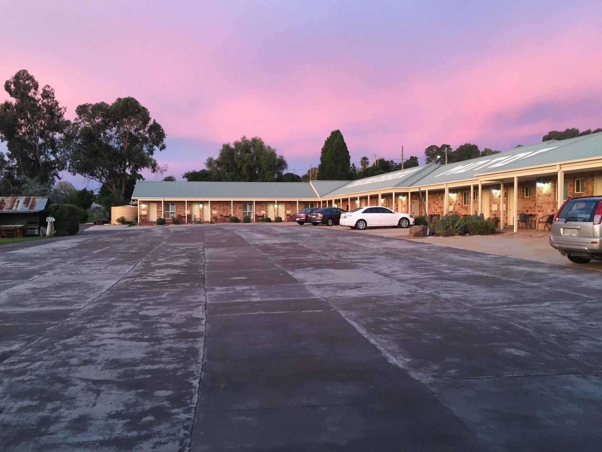 Tuckerbox Motor Inn Gundagai Exterior foto